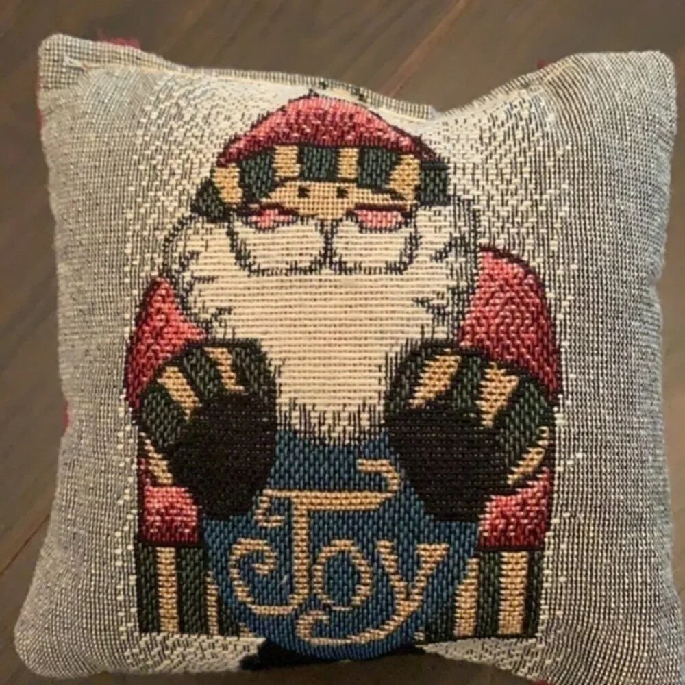SET OF TWO HOLIDAY PILLOWS